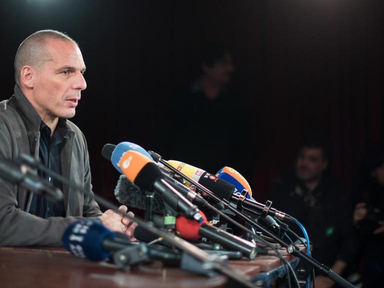 Yanis Varoufakis, ehemaliger griechischer Finanzminister, äußert sich am 09.02.2016 bei einer Pressekonferenz anlässlich der Präsentation der linken paneuropäischen Bewegung DiEM 25 (Democracy in Europe Movement 2025) in Berlin.