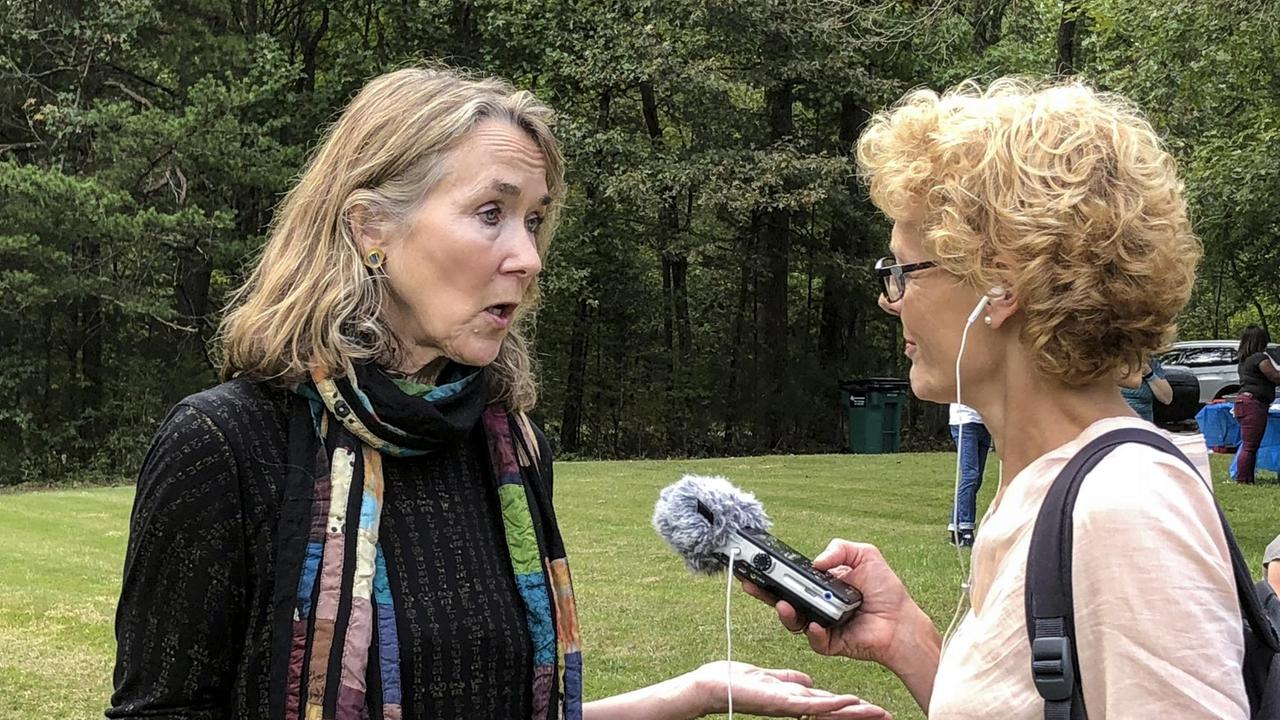 Leslie Cockburn gibt Nana Brink ein Interview. Diese zeichnet mit ihrem Audioaufnahmegerät auf. Leslie Cockburn gibt Nana Brink ein Interview. Diese zeichnet mit ihrem Audioaufnahmegerät auf.