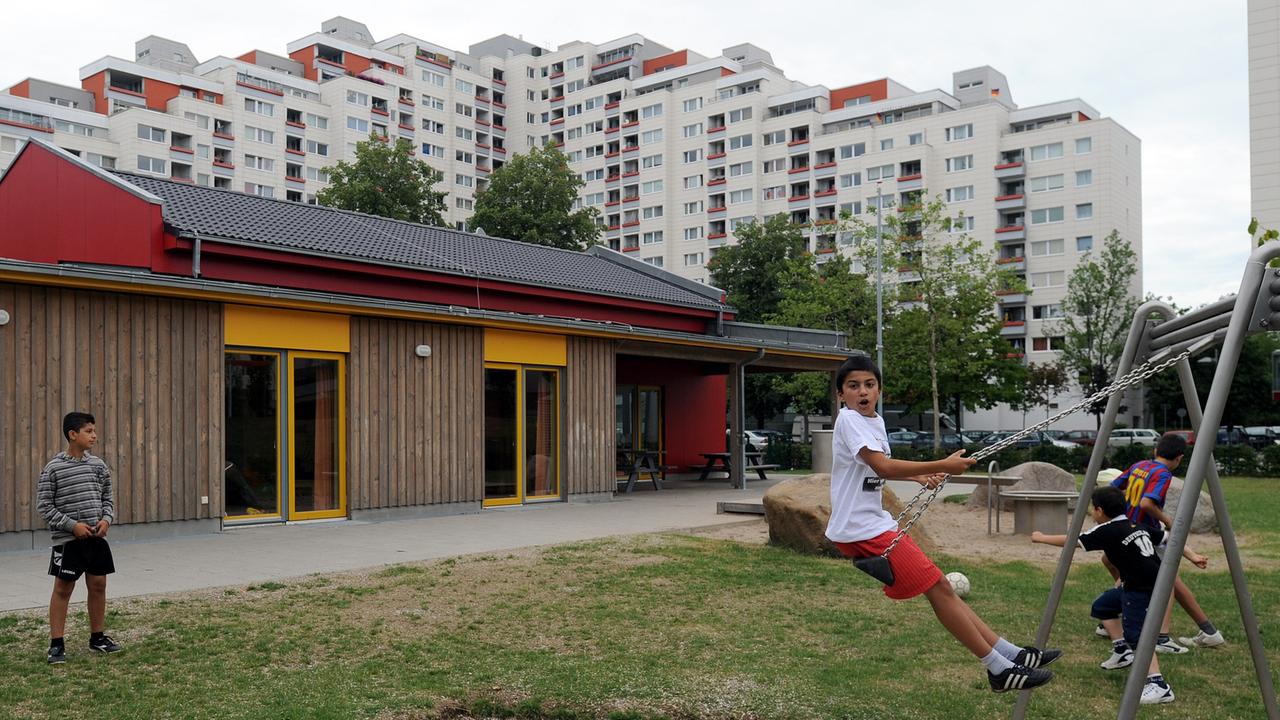 Kinder verschiedener Nationalitäten nutzen den Spielplatz am Kinder- und Familienzentrum zwischen den Hochhäusern des Stadtteils Tenever am östlichen Stadtrand von Bremen. Kinder verschiedener Nationalitäten nutzen den Spielplatz am Kinder- und Familienzentrum zwischen den Hochhäusern des Stadtteils Tenever am östlichen Stadtrand von Bremen.