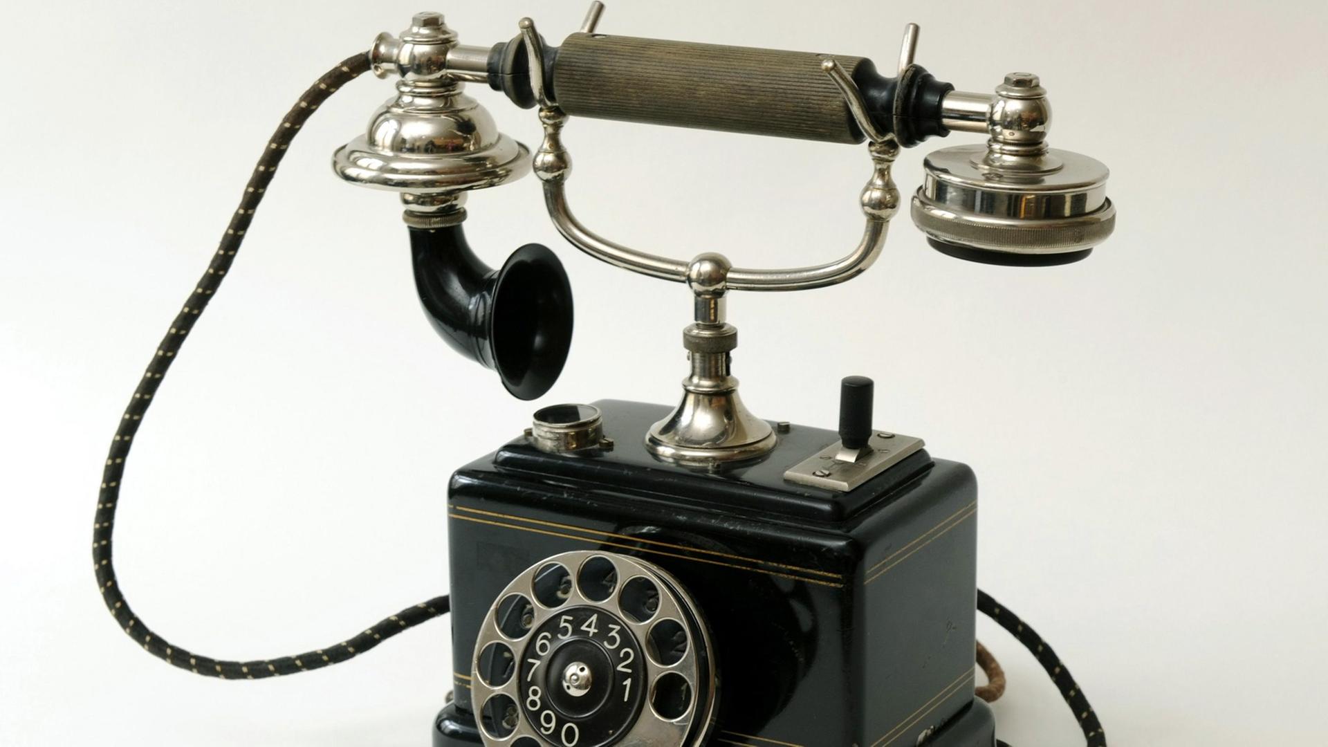 Ein historisches Telefon mit Wählscheibe. Foto: LEHTIKUVA / Pekka Sakki +++(c) dpa - Report+++ Ein historisches Telefon mit Wählscheibe. Foto: LEHTIKUVA / Pekka Sakki +++(c) dpa - Report+++