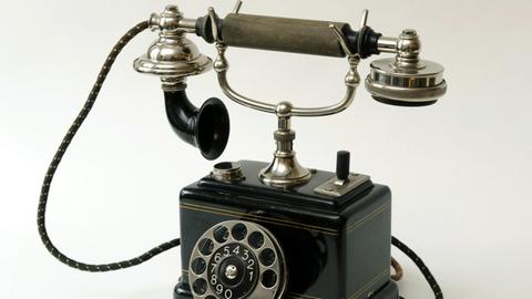 Ein historisches Telefon mit Wählscheibe. Foto: LEHTIKUVA / Pekka Sakki +++(c) dpa - Report+++