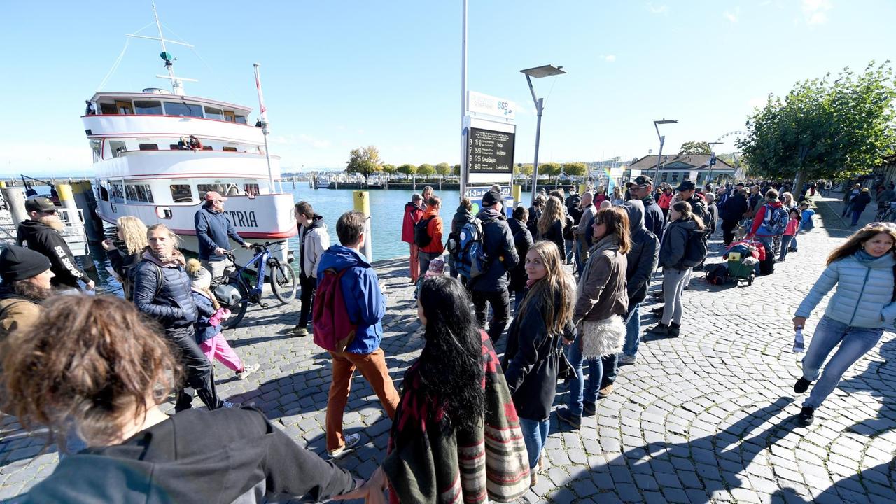 Menschen bilden eine sogenannte Friedensmenschenkette, die durch Deutschland, Österreich, Liechtenstein und die Schweiz rund um den Bodensee führen soll. Menschen bilden eine sogenannte Friedensmenschenkette, die durch Deutschland, Österreich, Liechtenstein und die Schweiz rund um den Bodensee führen soll.