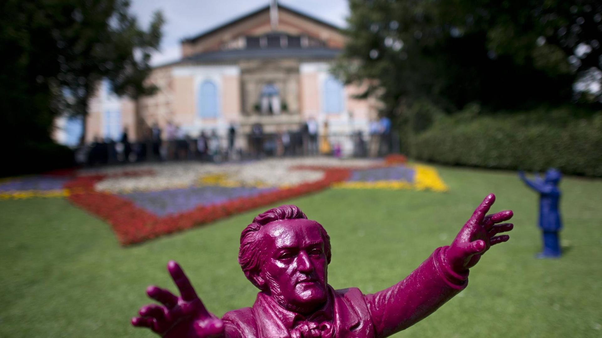 Bunte Büste von Richard Wagner vor dem Festspielhaus auf dem Grünen Hügel in Bayreuth. Bunte Büste von Richard Wagner vor dem Festspielhaus auf dem Grünen Hügel in Bayreuth.