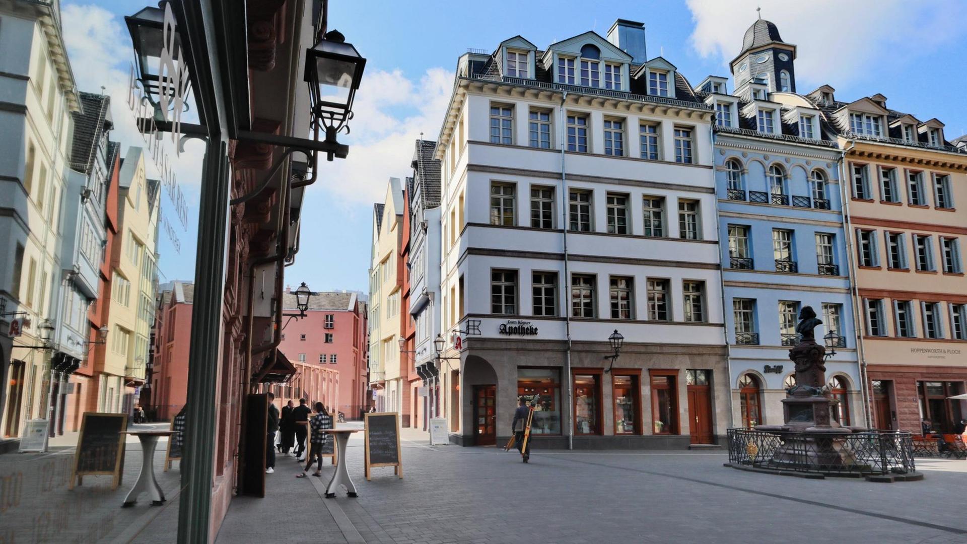 Ein Platz in der neuen Altstadt in Frankfurt am Main - aufgrund der Verbreitung des Coronavirus sind viele Restaurants und Geschäfte geschlossen. Ein Platz in der neuen Altstadt in Frankfurt am Main - aufgrund der Verbreitung des Coronavirus sind viele Restaurants und Geschäfte geschlossen.