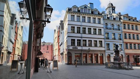 Ein Platz in der neuen Altstadt in Frankfurt am Main - aufgrund der Verbreitung des Coronavirus sind viele Restaurants und Geschäfte geschlossen.