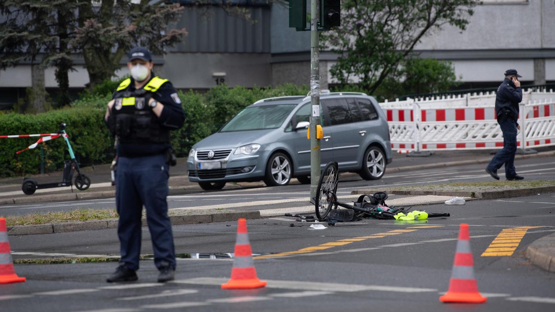 Ein zerstörtes Fahrrad liegt auf der Straße an der Kreuzung Greifswalder Straße/ Prenzlauer Berg Ein zerstörtes Fahrrad liegt auf der Straße an der Kreuzung Greifswalder Straße/ Prenzlauer Berg
