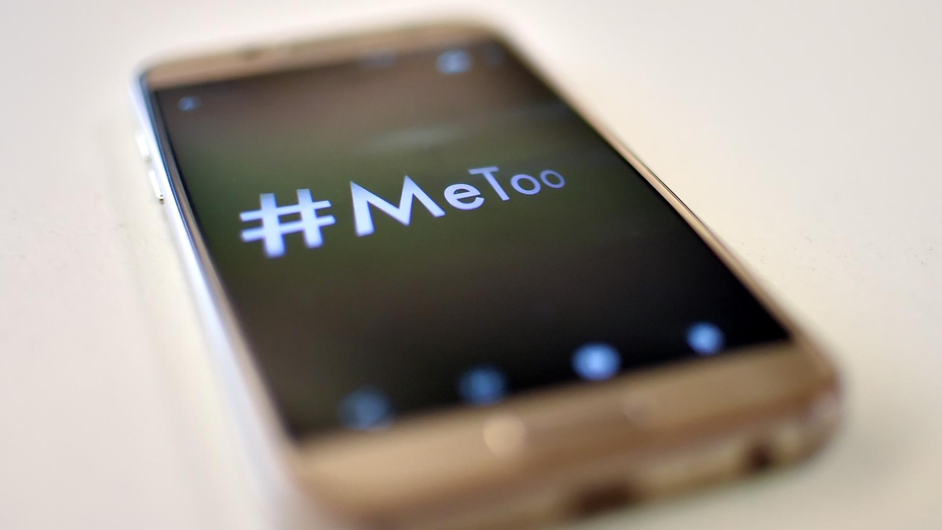 Ein Smartphone mit dem Hashtag "#MeToo" Ein Smartphone mit dem Hashtag "#MeToo"