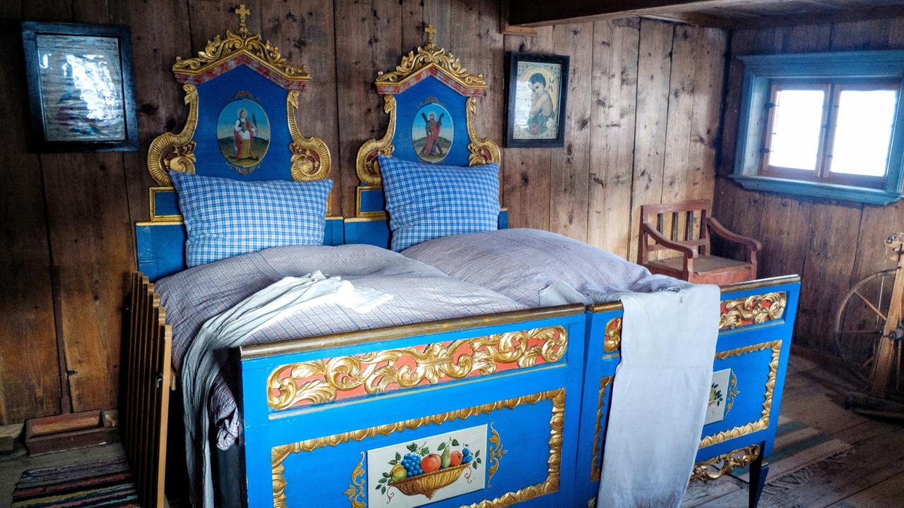 Ein Doppelbett im Museum von Markus Wasmeier in Schliersee Ein Doppelbett im Museum von Markus Wasmeier in Schliersee
