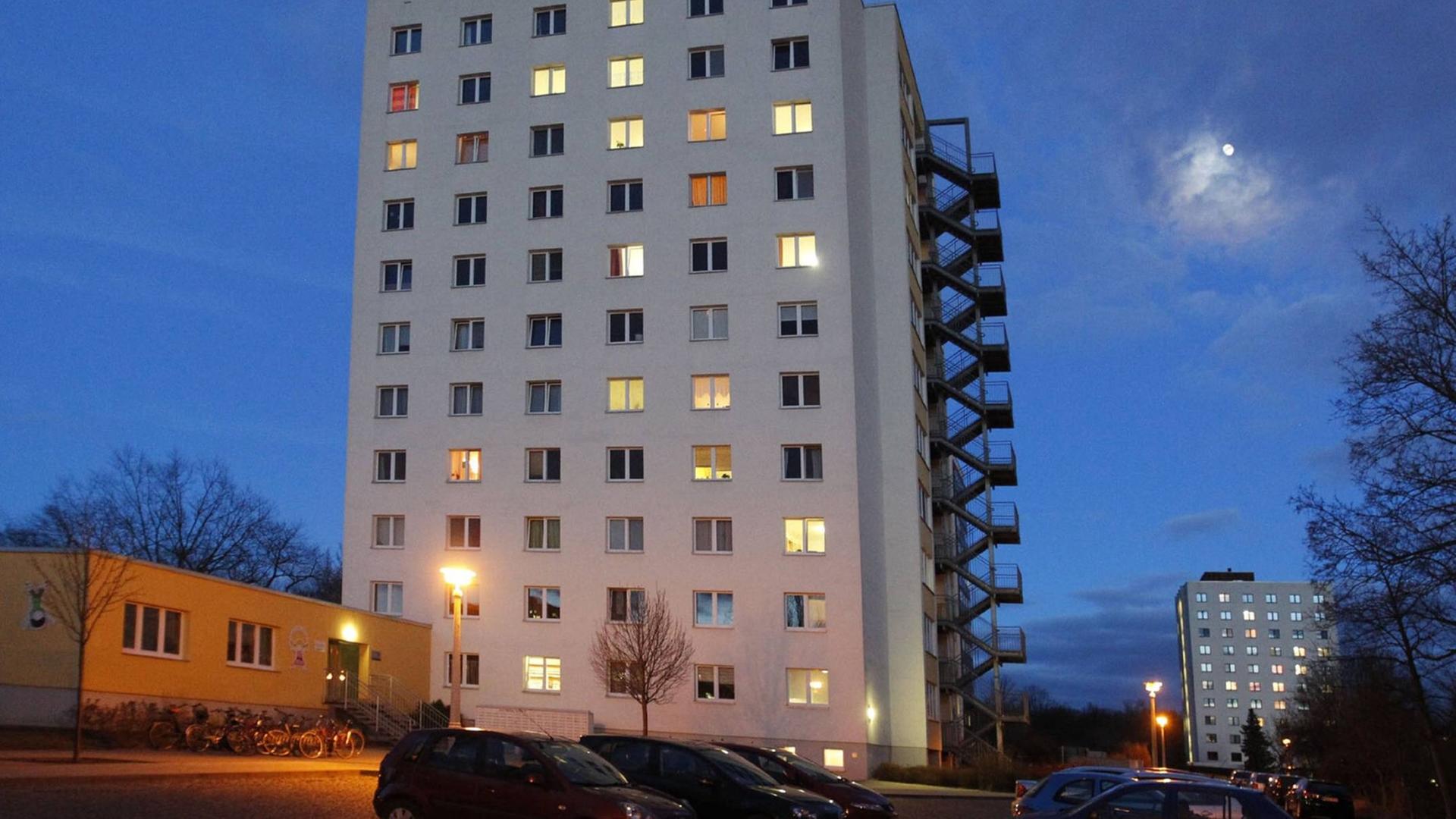 Das Studentenwohnheim Weinbergweg der Martin-Luther-Universität in Halle. Das Studentenwohnheim Weinbergweg der Martin-Luther-Universität in Halle.