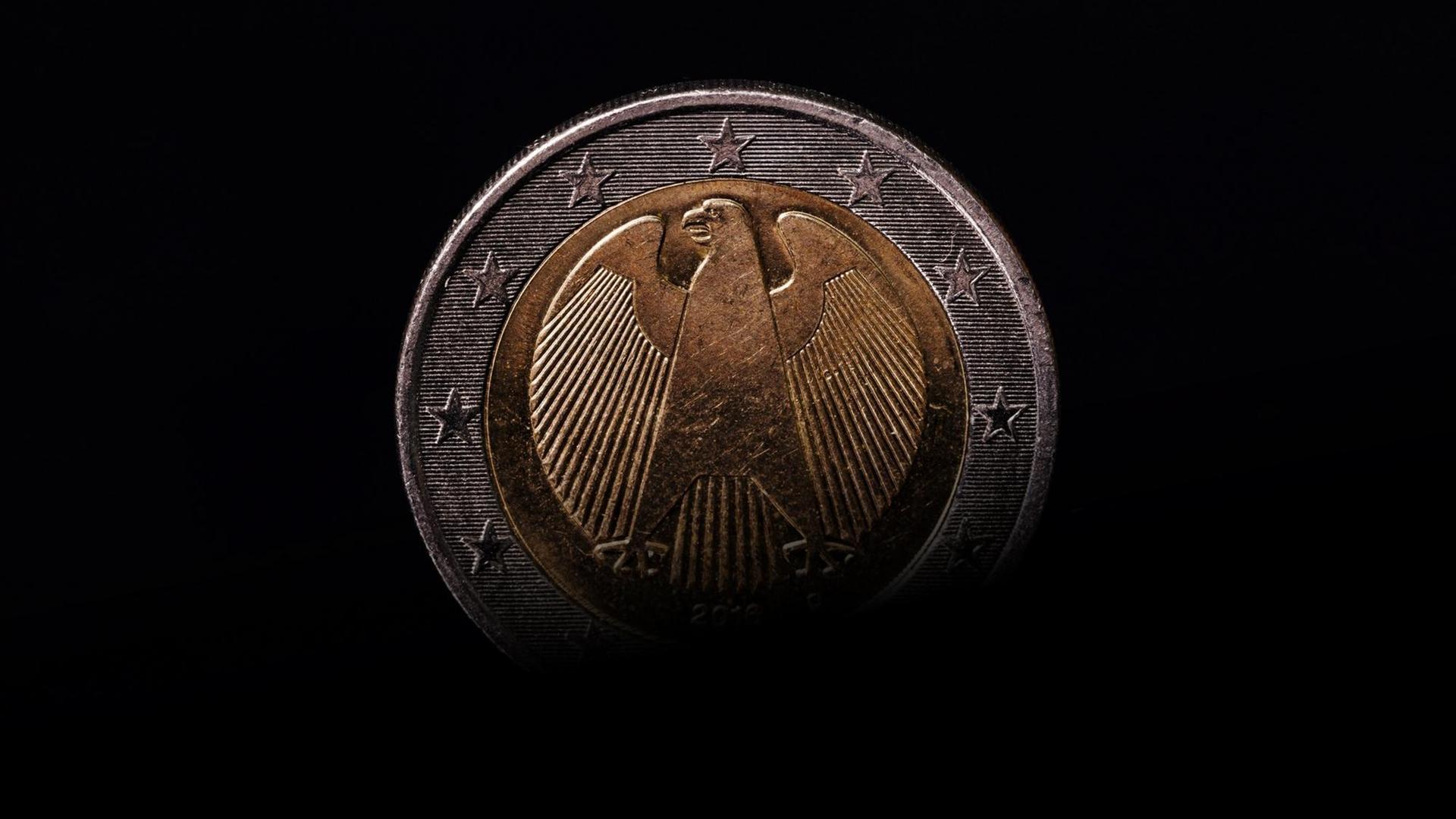Eine 2-Euro-Münze im Lichteinfall. Eine 2-Euro-Münze im Lichteinfall.