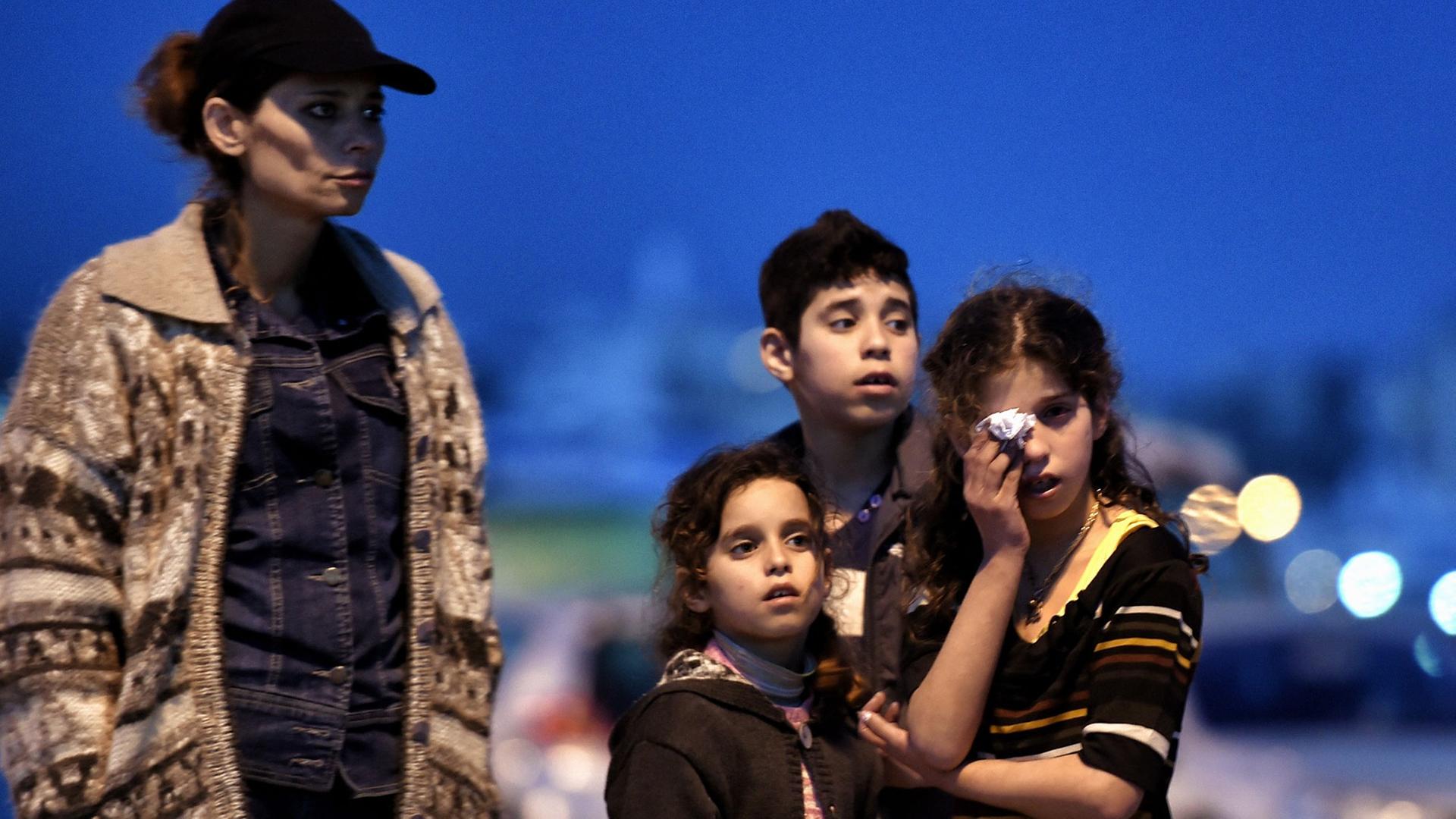 Eine Flüchtlingsfamilie am 17. April 2015 am Hafen von Piraeus nahe der griechischen Hauptstadt Athen Eine Flüchtlingsfamilie am 17. April 2015 am Hafen von Piraeus nahe der griechischen Hauptstadt Athen