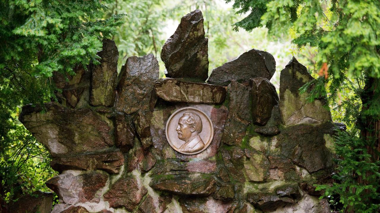 Eine Karl May Gedenktafel steht im Garten des Karl-May Museums in Radebeul (Sachsen), aufgenommen am 28.04.2015. Eine Karl May Gedenktafel steht im Garten des Karl-May Museums in Radebeul (Sachsen), aufgenommen am 28.04.2015.