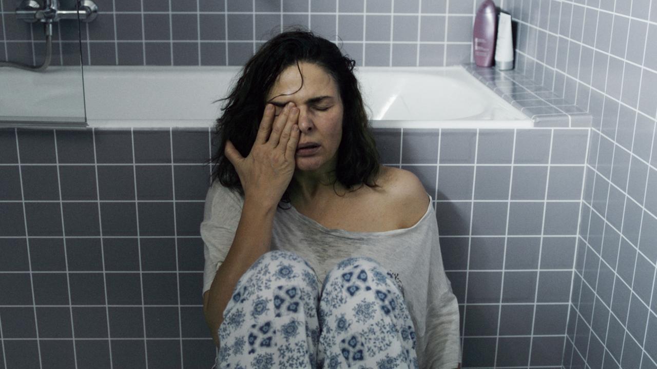 Meredith (Barbara Auer) ist HIV-positiv und nach der ersten Starre kommt sie zu dem Schluss, dass nur ihr Mann sie angesteckt haben kann. Meredith (Barbara Auer) ist HIV-positiv und nach der ersten Starre kommt sie zu dem Schluss, dass nur ihr Mann sie angesteckt haben kann.
