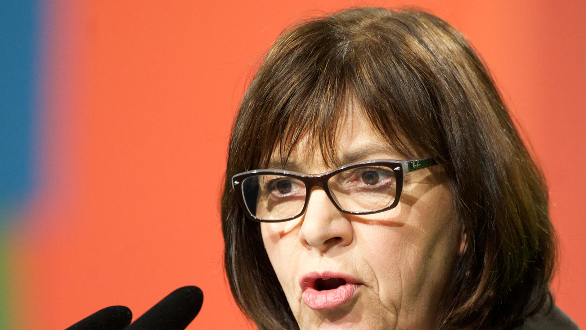 Die Europaabgeordnete von Bündnis 90/Die Grünen, Rebecca Harms spricht in Mikrofone Die Europaabgeordnete von Bündnis 90/Die Grünen, Rebecca Harms spricht in Mikrofone