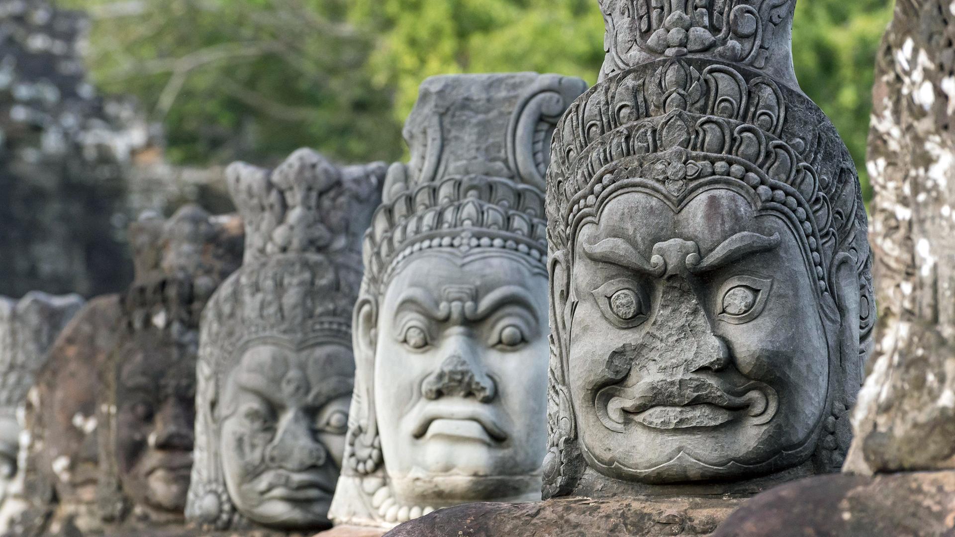 Eine Reihe von Dämonen-Statuen entlang der Balustrade vor dem Südtor von Angkor Thom in Kambodscha