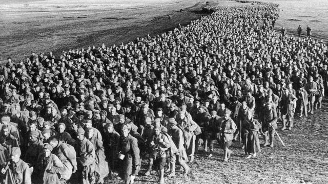 Sowjetische Soldaten auf dem Marsch in die deutsche Kriegsgefangenschaft