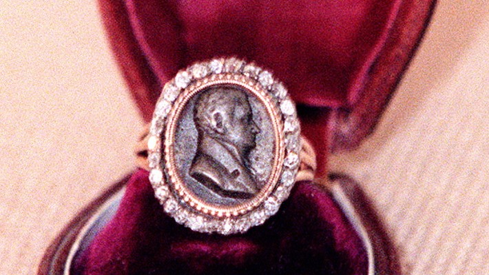 In einer roten Samtschatulle liegt der Iffland-Ring. In einer roten Samtschatulle liegt der Iffland-Ring.