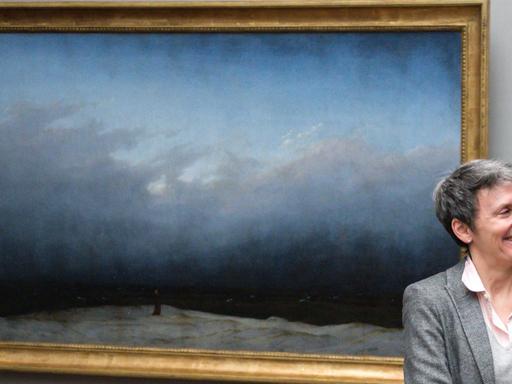 Chef-Restauratorin Kristina Mösl präsentiert das restaurierte Gemälde "Mönch am Meer" am 3. Februar 2016 in der Alten Nationalgalerie Berlin.