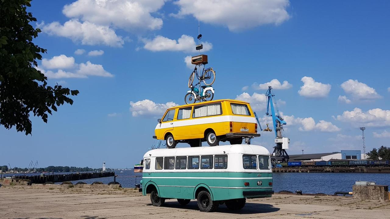 Neue Kunst für eine alte Stadt: Maarten Vanden Eyndes Installation "Pinpointing Progress" (2018) im Hafen von Riga während der 1. Riga-Biennale.