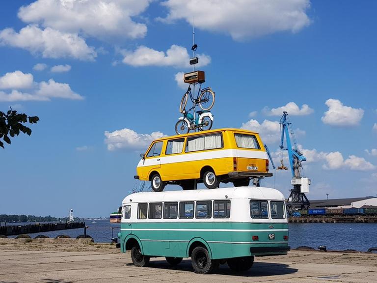Neue Kunst für eine alte Stadt: Maarten Vanden Eyndes Installation "Pinpointing Progress" (2018) im Hafen von Riga während der 1. Riga-Biennale.