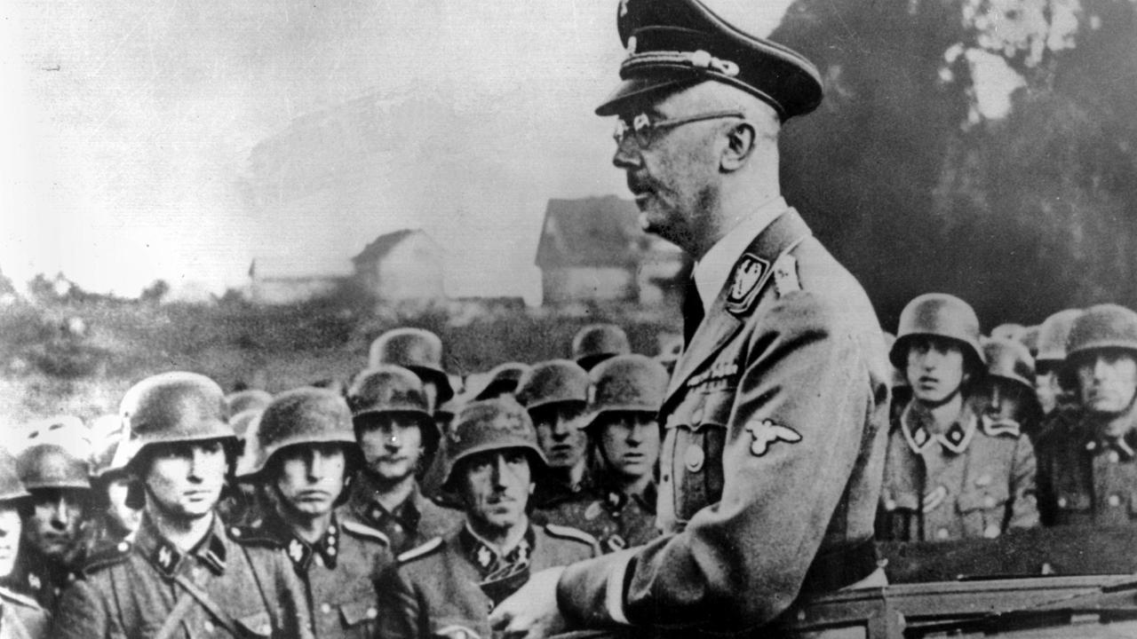 Der NS-Verbrecher Heinrich Himmler, im Hintergrund Soldaten. Der NS-Verbrecher Heinrich Himmler, im Hintergrund Soldaten.