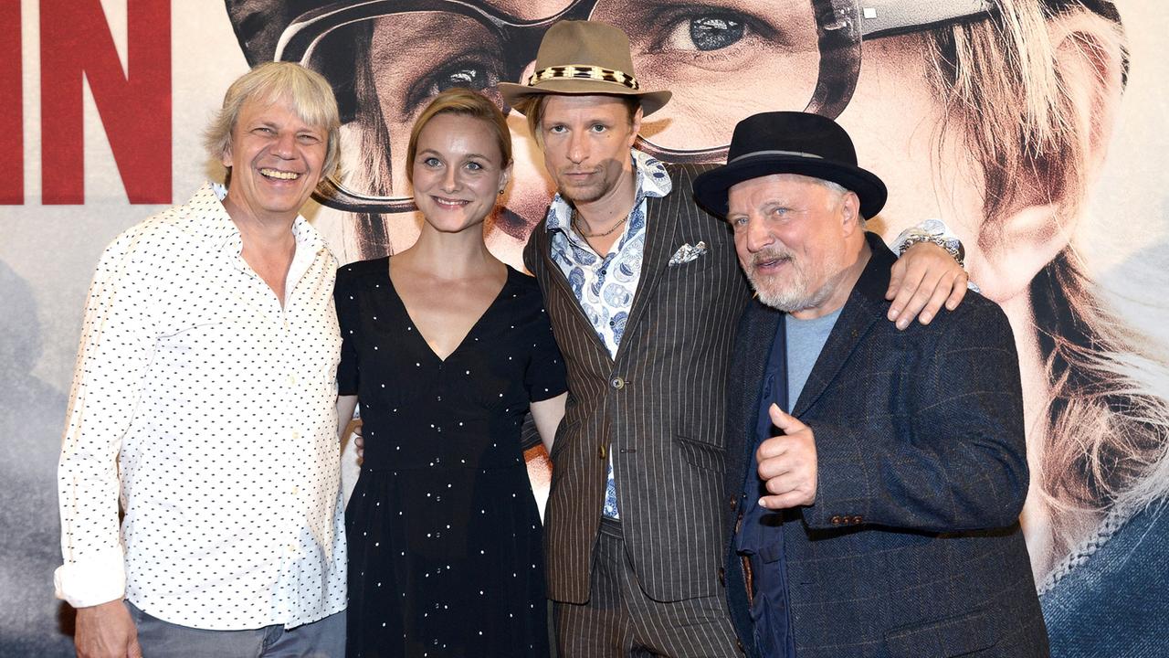 Regisseur Andreas Dresen (l) und die Schauspieler Anna Unterberger, Alexander Scheer und Axel Prahl bei der Premiere des Kinofilms "Gundermann" am 13. August in Berlin. 
