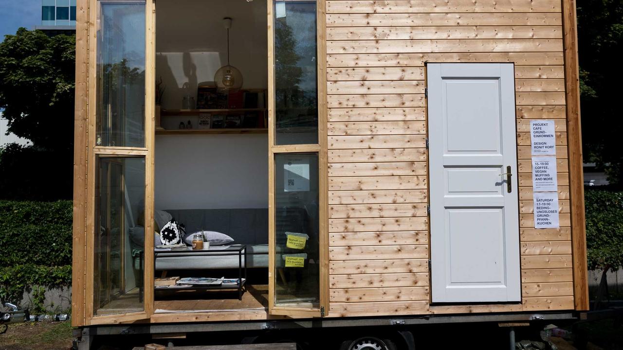 Das Tiny House "Cafe Grundeinkommen" steht am 20.07.2017 auf dem Gelände vom Bauhaus Campus in Berlin. Das Tiny House "Cafe Grundeinkommen" steht am 20.07.2017 auf dem Gelände vom Bauhaus Campus in Berlin.