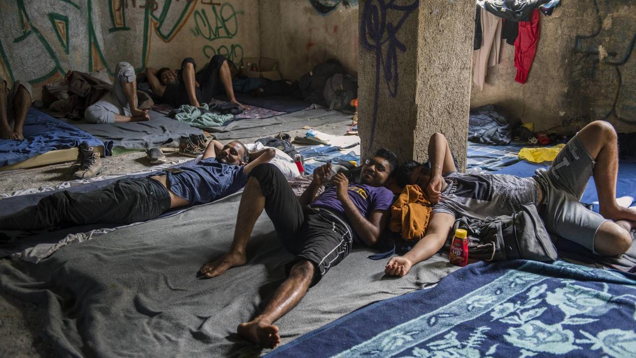 Pakistanische Männer ruhen sich in der verlassenen Fabrik in Bihać aus. Ein verlassenes Fabrikgebäude beherbergt mehr als tausend Flüchtlinge und Migranten. Der Platz wird vom bosnischen Roten Kreuz verwaltet, das die kranken und verletzten Menschen im Lager mit Essen versorgt und medizinische Behandlung leistet. 10. August 2018 - Bihac, Bosnien und Herzegowina. Pakistanische Männer ruhen sich in der verlassenen Fabrik in Bihać aus. Ein verlassenes Fabrikgebäude beherbergt mehr als tausend Flüchtlinge und Migranten. Der Platz wird vom bosnischen Roten Kreuz verwaltet, das die kranken und verletzten Menschen im Lager mit Essen versorgt und medizinische Behandlung leistet. 10. August 2018 - Bihac, Bosnien und Herzegowina.