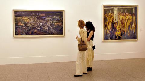 Besucherinnen der Ausstellung "The Guggenheim Collection" in Bonn vor dem Gemälde "Der irrende Ritter" von Oskar Kokoschka. Rechts das Gemälde "Das Soldatenbad" von Ernst Ludwig Kirchner, 2006