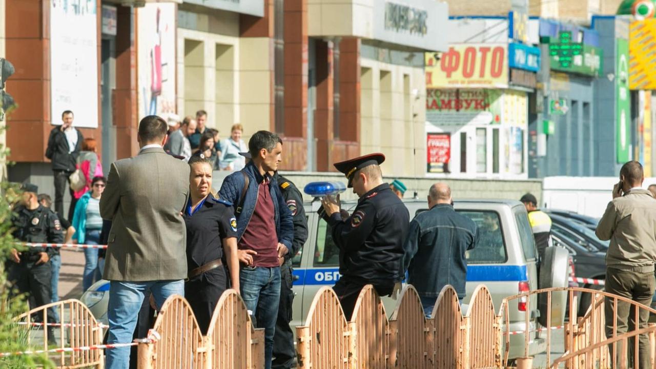 Zu sehen ist ein Polizeieinsatz nach dem Messerangriff in der russischen Stadt Surgut am 19.8.2017. Zu sehen ist ein Polizeieinsatz nach dem Messerangriff in der russischen Stadt Surgut am 19.8.2017.