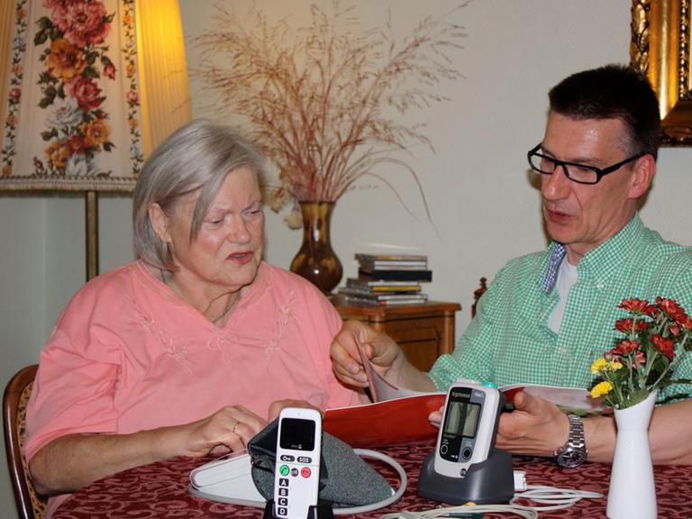 Telemedizin im Einsatz - Patientin mit mobilen Messgeräten Telemedizin im Einsatz - Patientin mit mobilen Messgeräten