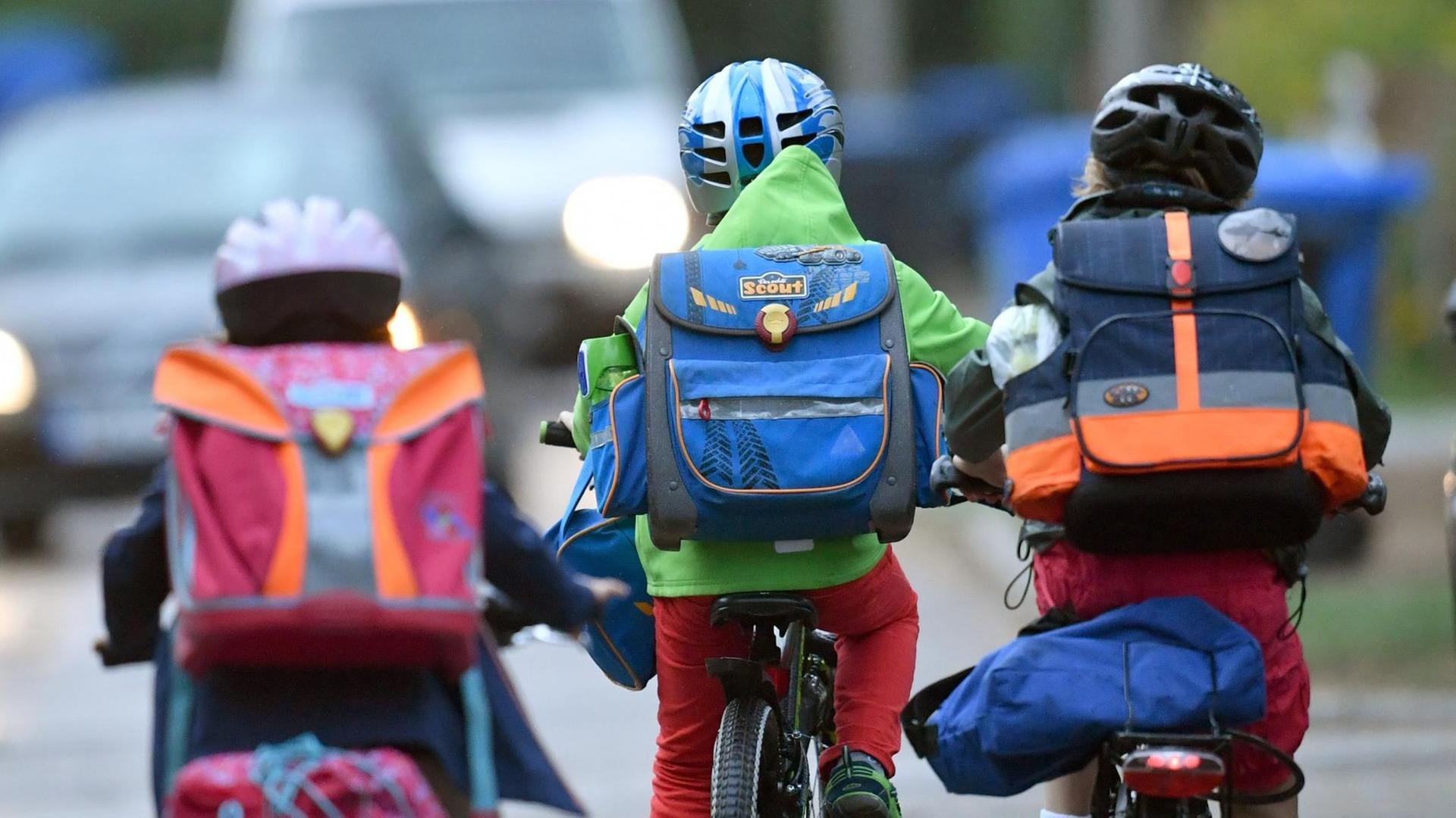 Drei Kinder sind am 05.09.2016 in Kleinmachnow (Brandenburg) mit dem Fahrrad zur Schule unterwegs. Drei Kinder sind am 05.09.2016 in Kleinmachnow (Brandenburg) mit dem Fahrrad zur Schule unterwegs.