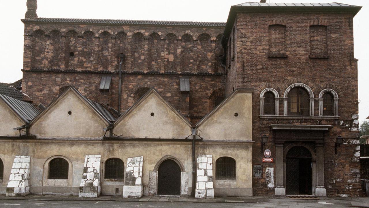 Blick auf die alte Synagoge in dem ehemaligen jüdischen Viertel Kazimierz in Krakau, in der heute ein Museum untergebracht ist.