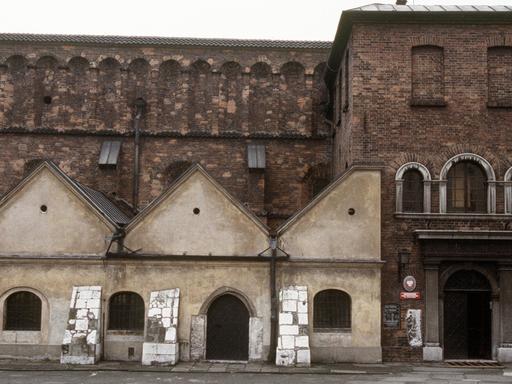 Blick auf die alte Synagoge in dem ehemaligen jüdischen Viertel Kazimierz in Krakau, in der heute ein Museum untergebracht ist.