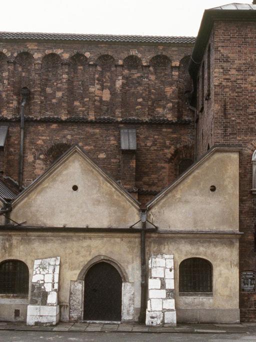 Blick auf die alte Synagoge in dem ehemaligen jüdischen Viertel Kazimierz in Krakau, in der heute ein Museum untergebracht ist.