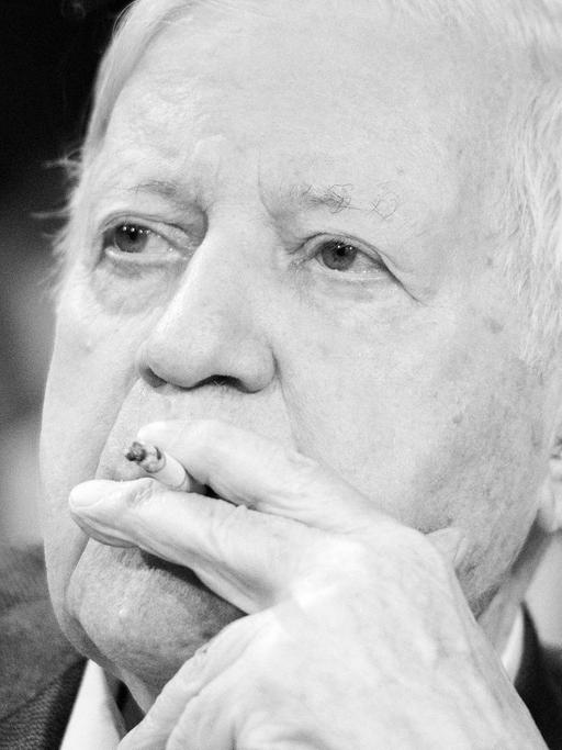 Helmut Schmidt raucht am 27.4.2015 eine Zigarette.