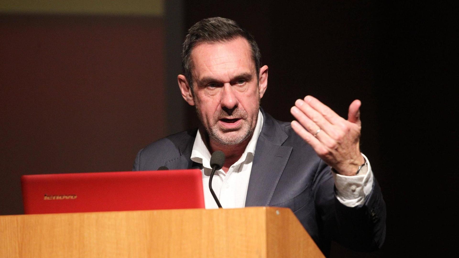 Der britische Autor Paul Mason steht bei einem Auftritt in der Athener Konzerthalle am Rednerpult. Der britische Autor Paul Mason steht bei einem Auftritt in der Athener Konzerthalle am Rednerpult.