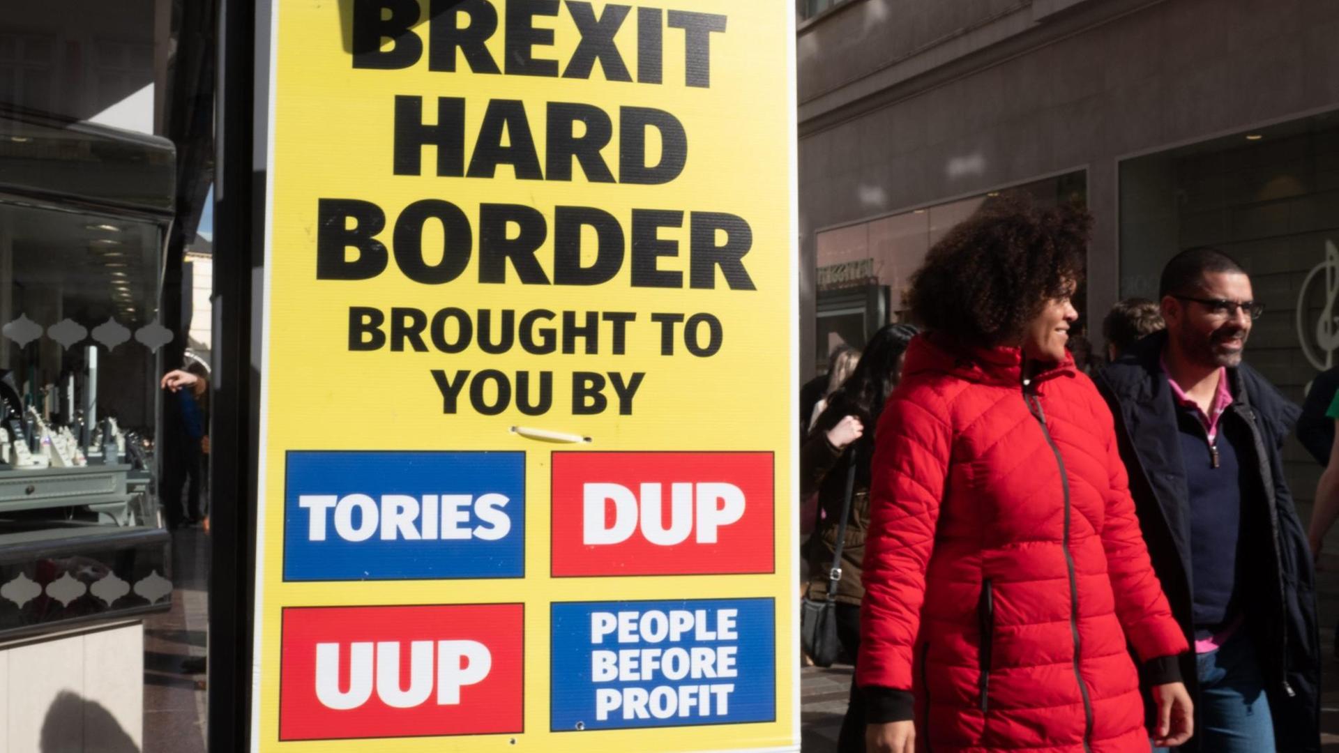 Schild mit der Aufschrift "Brexit Hard Border" in Belfast, Nordirland. Schild mit der Aufschrift "Brexit Hard Border" in Belfast, Nordirland.