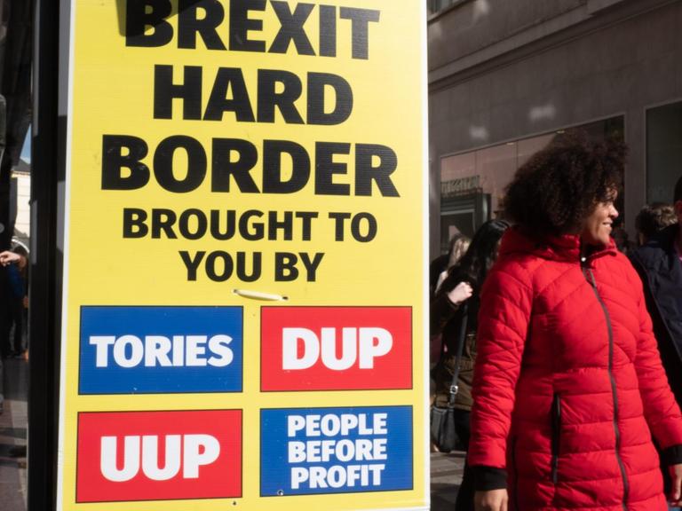 Schild mit der Aufschrift "Brexit Hard Border" in Belfast, Nordirland.
