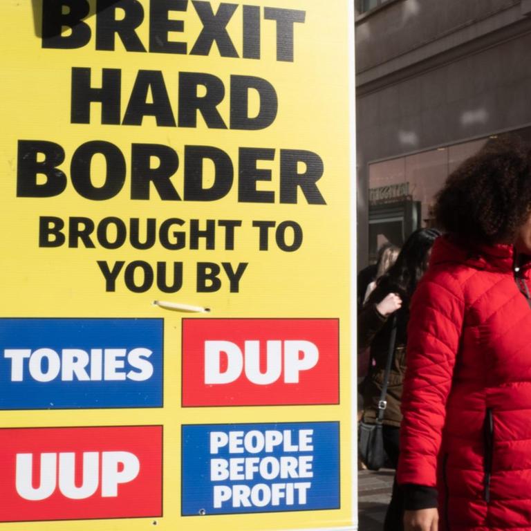 Schild mit der Aufschrift "Brexit Hard Border" in Belfast, Nordirland. 