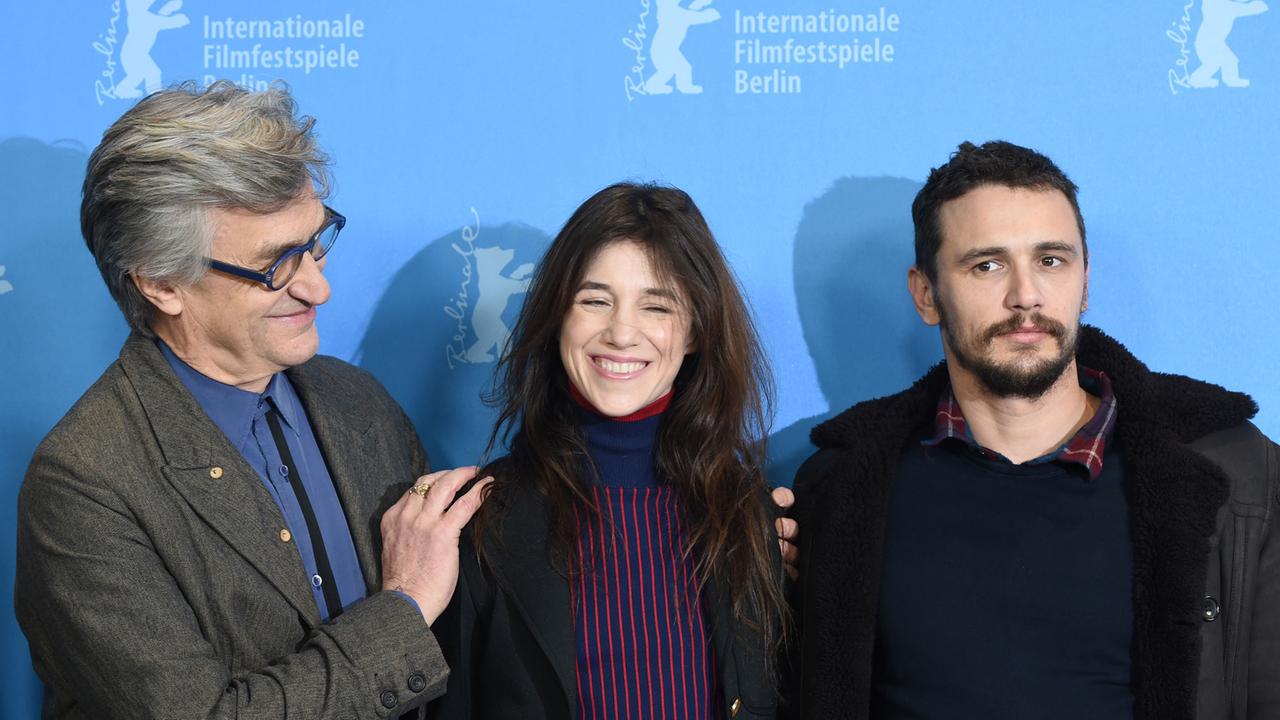 Regisseur Wim Wenders (l-r), die französische Schauspielerin Charlotte Gainsbourg und US-Schauspieler James Franco posieren am 10.02.2015 in Berlin während der 65. Internationalen Filmfestspiele auf dem Fototermin zu "Every Thing Will Be Fine". Der Film läuft im Wettbewerb der Berlinale außer Konkurrenz. Regisseur Wim Wenders (l-r), die französische Schauspielerin Charlotte Gainsbourg und US-Schauspieler James Franco posieren am 10.02.2015 in Berlin während der 65. Internationalen Filmfestspiele auf dem Fototermin zu "Every Thing Will Be Fine". Der Film läuft im Wettbewerb der Berlinale außer Konkurrenz.
