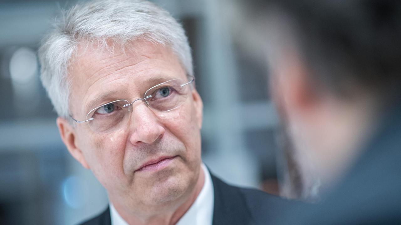 ESA-Koordinator Thomas Reiter spricht am 07.11.2017 in Stuttgart (Baden-Württemberg). Foto: Sebastian Gollnow/dpa | Verwendung weltweit ESA-Koordinator Thomas Reiter spricht am 07.11.2017 in Stuttgart (Baden-Württemberg). Foto: Sebastian Gollnow/dpa | Verwendung weltweit