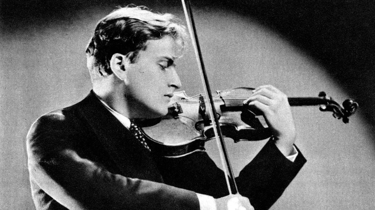 Fotographie Yehudi Menuhins beim Geigenspiel.