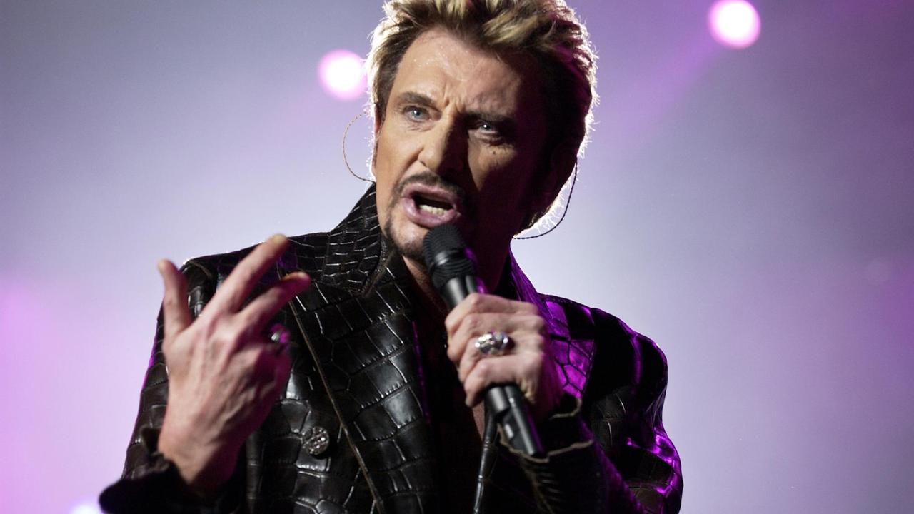 Das Bild zeigt den Rockmusiker Johnny Hallyday im Jahr 2003. Das Bild zeigt den Rockmusiker Johnny Hallyday im Jahr 2003.