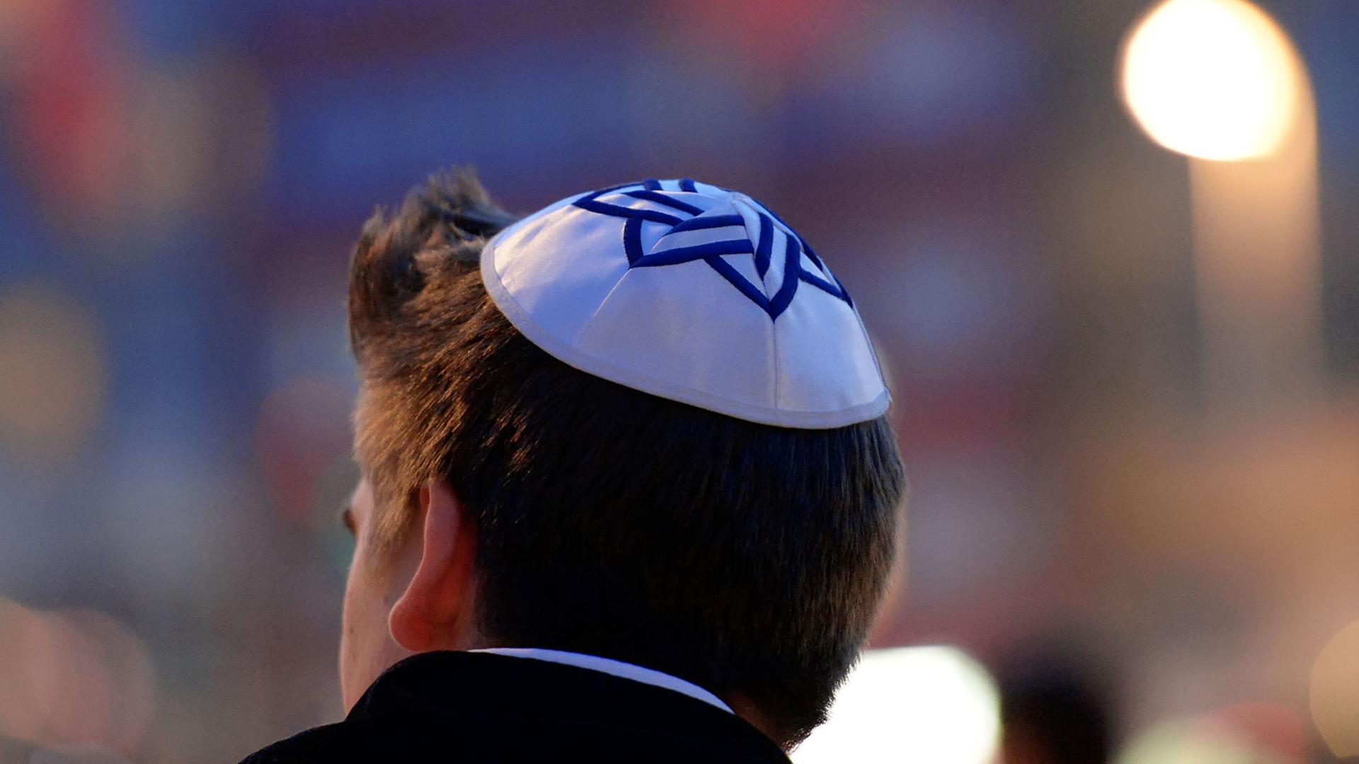 Ein junger Mann mit einer Kippa, der traditionellen jüdischen Kopfbedeckung Ein junger Mann mit einer Kippa, der traditionellen jüdischen Kopfbedeckung