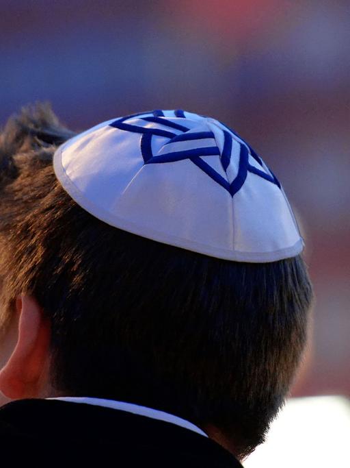 Ein junger Mann mit einer Kippa, der traditionellen jüdischen Kopfbedeckung