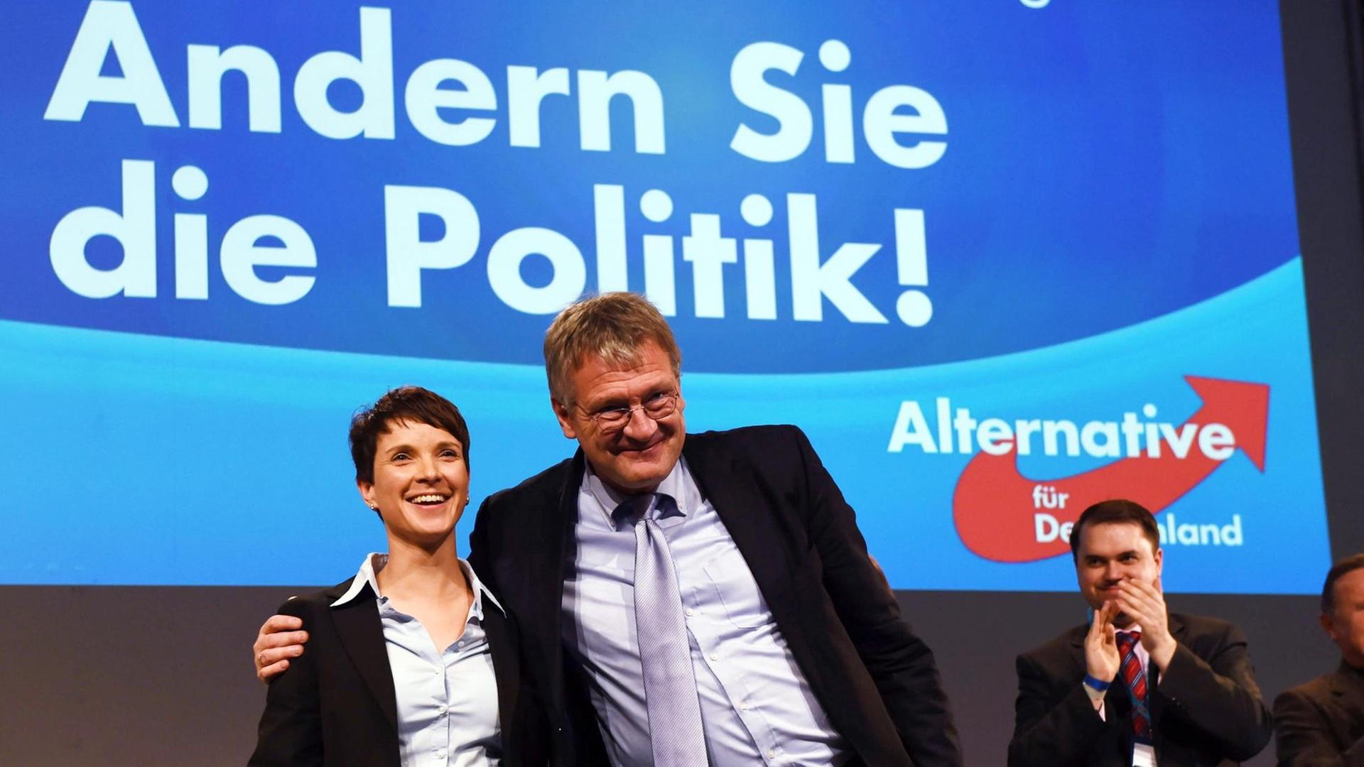 Frauke Petry und Jörg Meuthen, die beiden Parteivorsitzenden der AfD, stehen am 28.11.2015 beim 4. Bundesparteitag der Alternative für Deutschland (AfD) in der Niedersachsenhalle vom HCC in Hannover (Niedersachsen) nach Petrys Rede auf der Bühne. Frauke Petry und Jörg Meuthen, die beiden Parteivorsitzenden der AfD, stehen am 28.11.2015 beim 4. Bundesparteitag der Alternative für Deutschland (AfD) in der Niedersachsenhalle vom HCC in Hannover (Niedersachsen) nach Petrys Rede auf der Bühne.