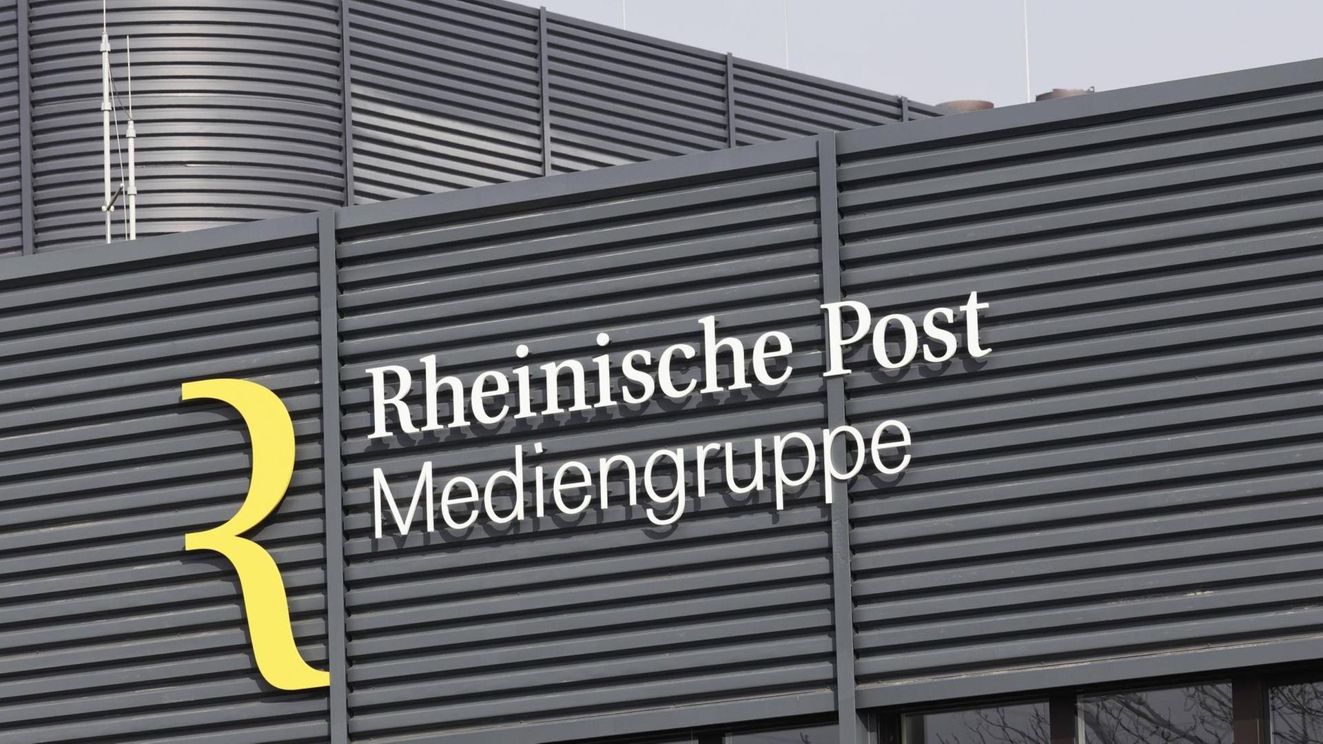 Das Logo der "Rheinische Post Mediengruppe" an einem Gebäude