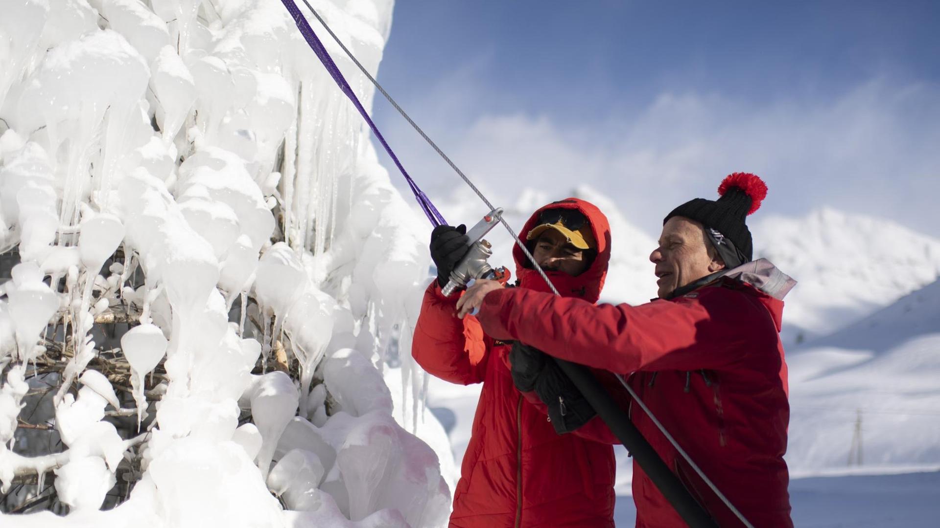 Der Glaziologe Felix Keller, rechts, arbeitet im Schweizer Engadin mit Yasin Ahmad von der Universitaet Ladakh an einer Eisstupa. Der Glaziologe Felix Keller, rechts, arbeitet im Schweizer Engadin mit Yasin Ahmad von der Universitaet Ladakh an einer Eisstupa.