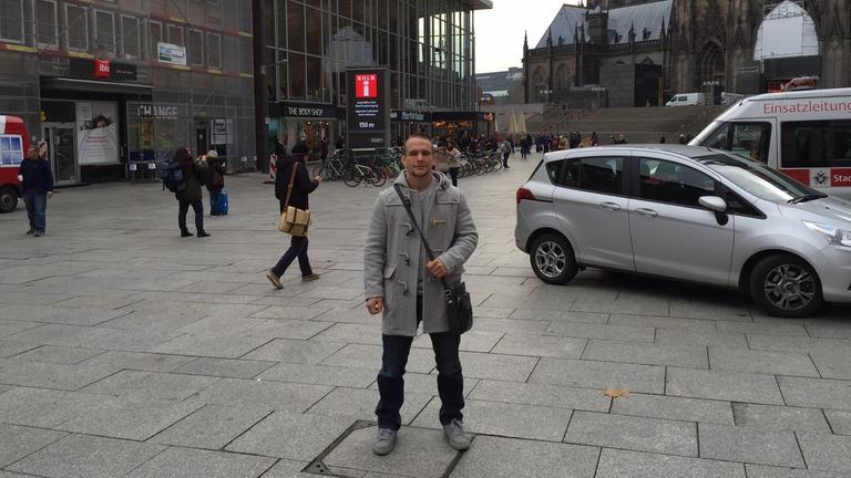 Der ehemalige Polizist Nick Hein vor dem Kölner Hauptbahnhof. Der ehemalige Polizist Nick Hein vor dem Kölner Hauptbahnhof.